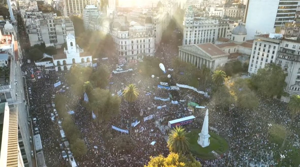 Universitarios y aliados colmaron la Plaza de Mayo