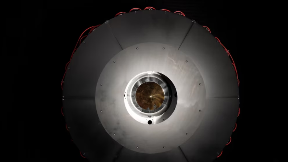 Receptor de emisión de potencia óptica, diseñado para el experimento. DARPA busca mejorar la eficiencia del sistema, perfeccionar la dirección y control del haz láser, y escalar la tecnología para transmitir hasta 10 kilovatios de energía óptica en distancias de hasta 200 kilómetros. Receptor de emisión de potencia óptica, diseñado para el experimento. DARPA busca mejorar la eficiencia del sistema, perfeccionar la dirección y control del haz láser, y escalar la tecnología para transmitir hasta 10 kilovatios de energía óptica en distancias de hasta 200 kilómetros. 