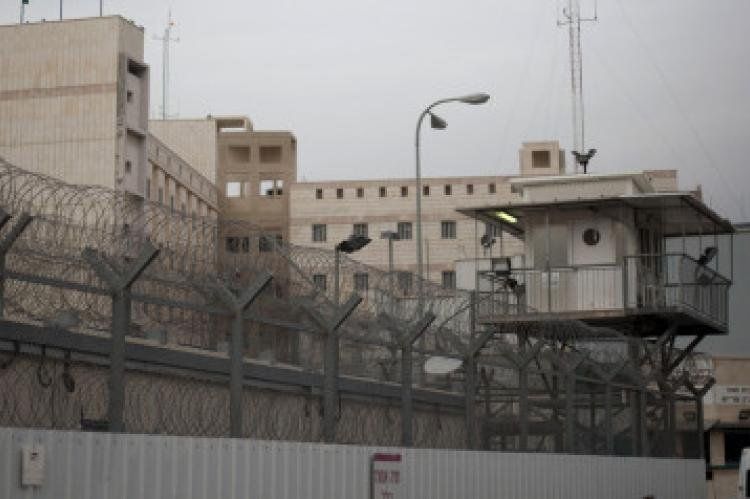 Aunque se desconoce la identidad de este reo, asi como los cargos que se le imputan, e incluso si continúa encarcelado, Feldman explicó que los denominados prisioneros X tienen 3 características en común: Son israelíes, trabajaban en instituciones vinc