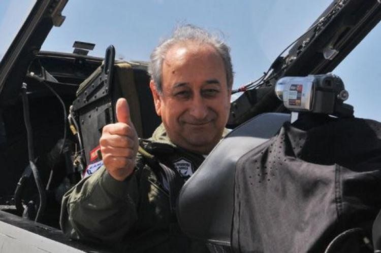 Puricelli, a bordo de un avión Pampa que prometió que se fabricarían con nueva motorización.