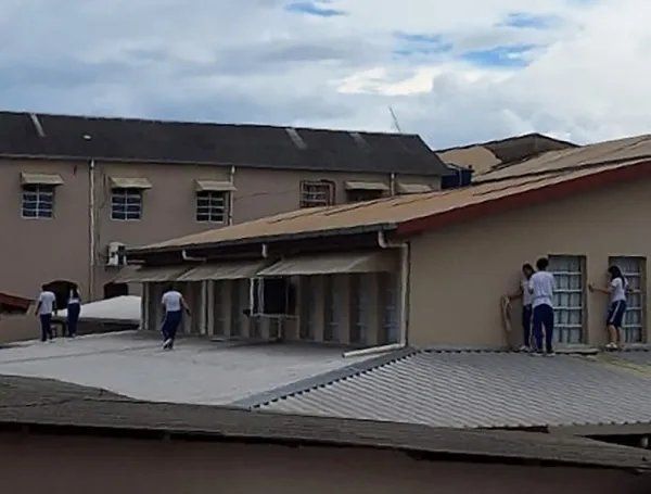 Estudiantes escaparon por el techo. Estudiantes escaparon por el techo.