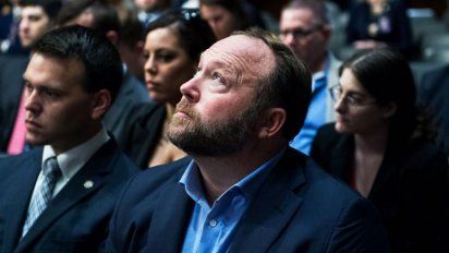 Alex Jones, líder del discurso del odio, fuera de Google