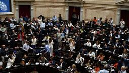 Legisladores de UxP y de la izquierda festejan y se retiran del recinto tras caerse la sesión por la Ley Ómnibus.