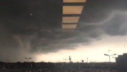 Imagen de la tormenta llegando al aeropuerto de Ezeiza.