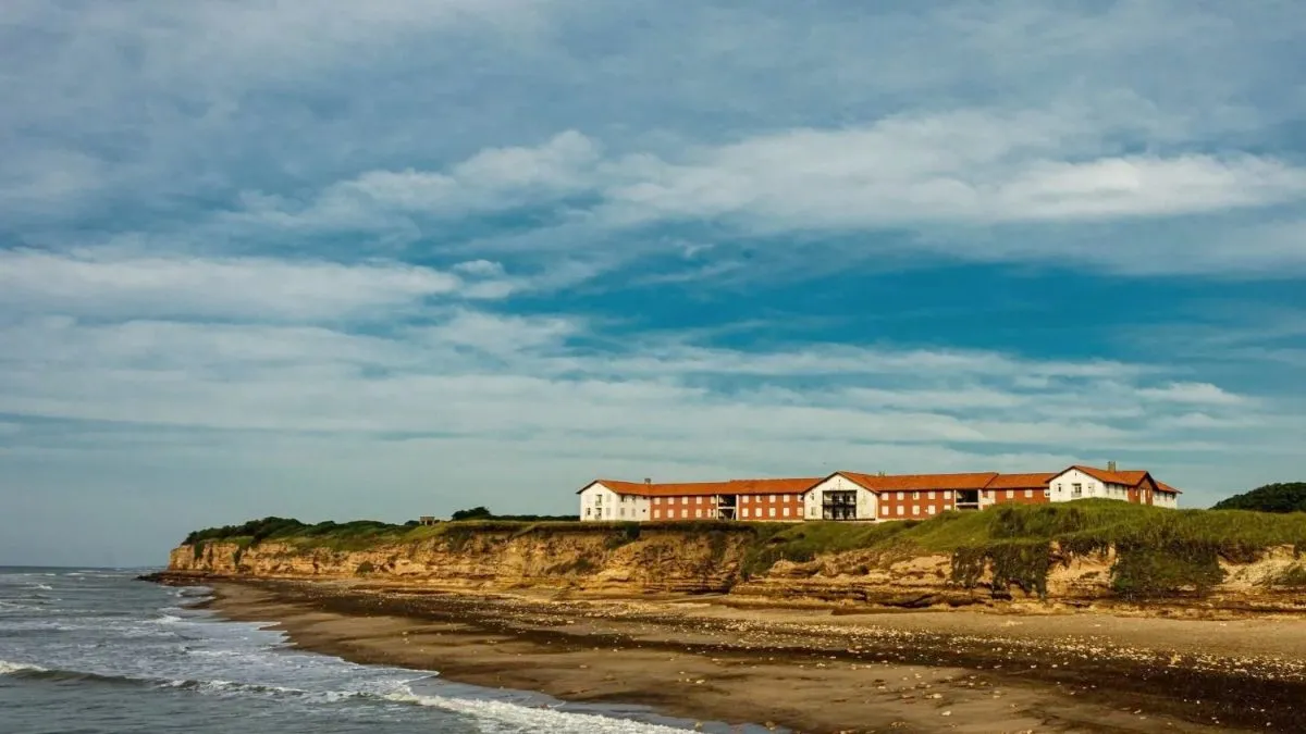 Este hotel con vistas a la playa cuesta solo $1500 por noche