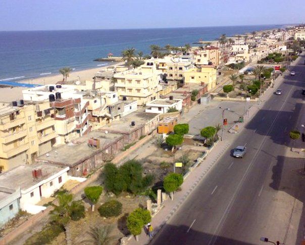 El 1er. ataque del jueves fue una bomba colocada junto a una base y cuartel general militar y un hotel en Al Arish o El Arish la capital de la provincia Sinaí del Norte que dejó 25 personas muertas y a otras 58 heridas, incluidos nueve civiles, dijeron fu