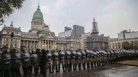 Los operativos de seguridad en las afueras del Congreso. Los diputados piden explicaciones. Los operativos de seguridad en las afueras del Congreso. Los diputados piden explicaciones.