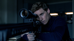 Esta miniserie de 10 episodios ofrece un thriller inteligente en una trama de tensión política y espionaje internacional. Imperdible si buscás algo diferente.