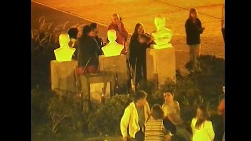 Imagen previa a que derriben un busto de Néstor Kirchner.