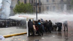 Incidentes y represión policial fuera del Congreso.