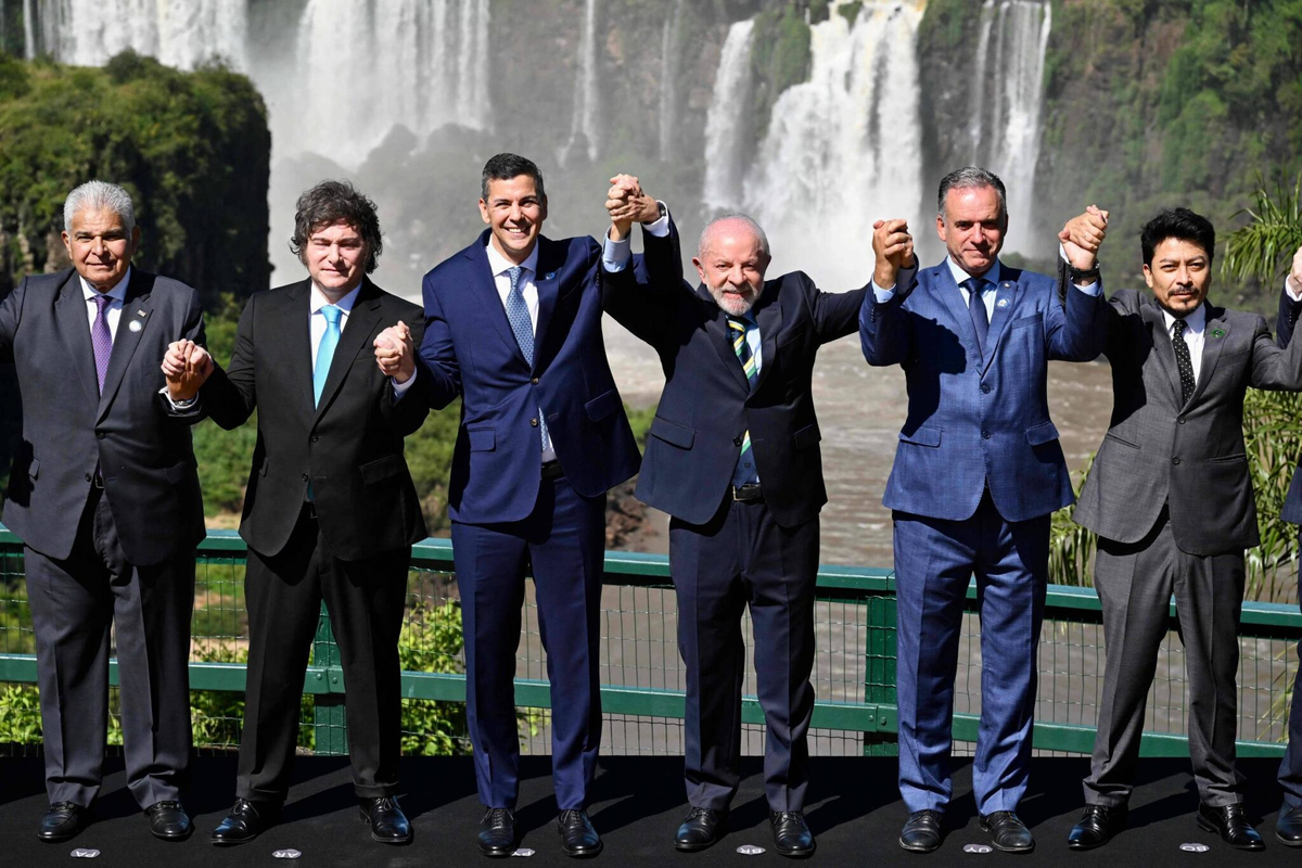 Foto oficial de la última cumbre del Mercosur en Foz do Iguaçu, diciembre 2025. Foto oficial de la última cumbre del Mercosur en Foz do Iguaçu, diciembre 2025.