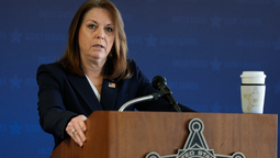 La directora del Servicio Secreto de Estados Unidos, Kimberly Cheatle en la cuerda floja.