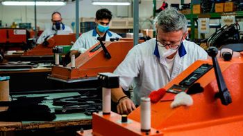 Fuerte debate en los empresarios pyme sobre cómo afrontar la suba de salarios que desea el oficialismo en agosto y septiembre. Fuerte debate en los empresarios pyme sobre cómo afrontar la suba de salarios que desea el oficialismo en agosto y septiembre.