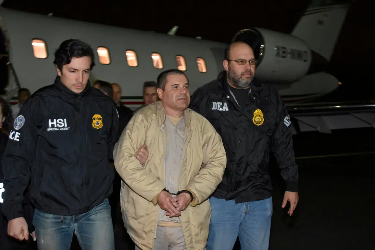 Una imagen difundida por la DEA muestra a Joaquín Guzmán Loera, el capo conocido como El Chapo, luego de su extradición a EE. UU. en 2017|Credit...Drug Enforcement Administration Una imagen difundida por la DEA muestra a Joaquín Guzmán Loera, el capo conocido como El Chapo, luego de su extradición a EE. UU. en 2017|Credit...Drug Enforcement Administration