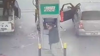 Tras el cabezazo del cliente el playero quedó tirado en el piso de la estación de servicio. Tras el cabezazo del cliente el playero quedó tirado en el piso de la estación de servicio.
