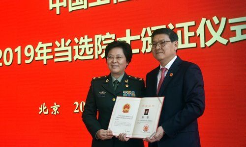 Chen Wei (izquierda), cuando ingresó a la Academia China de Ingenieros.