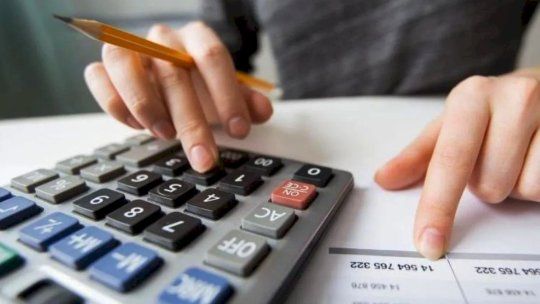 Mitad de argentinos gana menos de $800.000; petróleo subió 52% en un mes