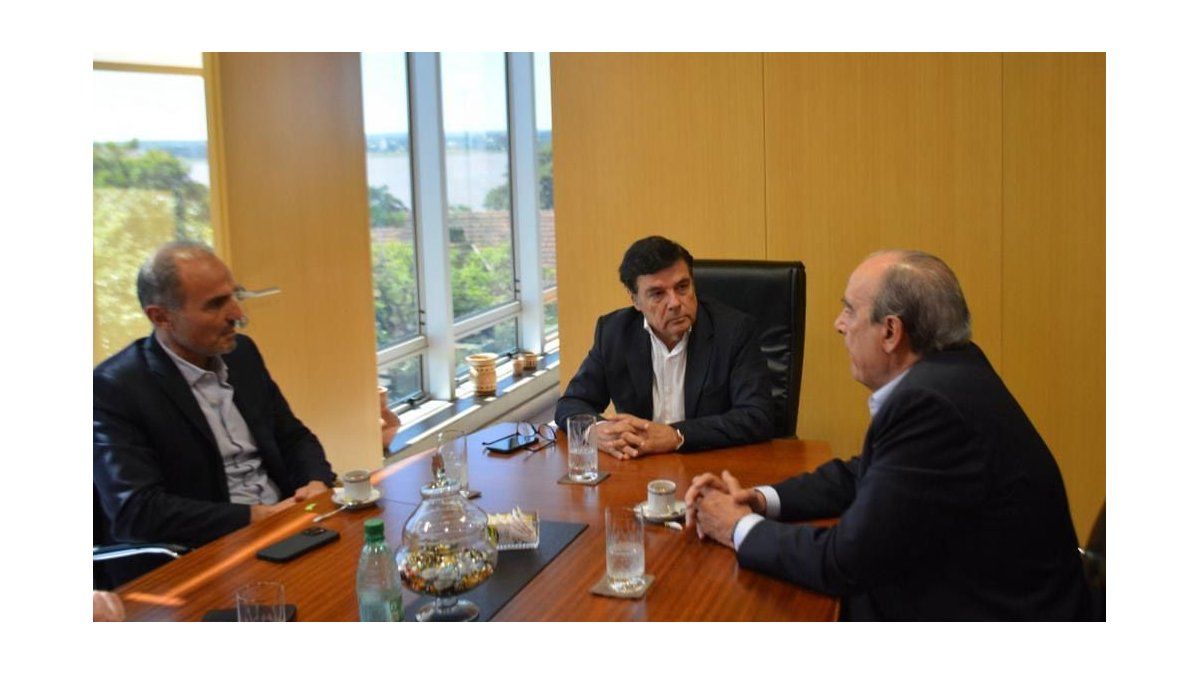 En la cabezera, Carlos Rovira, jefe político del gobierno misionero, en una reunión con Guillermo Francos y Lule Menem. En la cabezera, Carlos Rovira, jefe político del gobierno misionero, en una reunión con Guillermo Francos y Lule Menem.