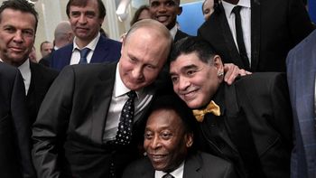 Maradona y Putin, junto a Pelé, en un encuentro en el Mundial de Rusia 2018 Maradona y Putin, junto a Pelé, en un encuentro en el Mundial de Rusia 2018