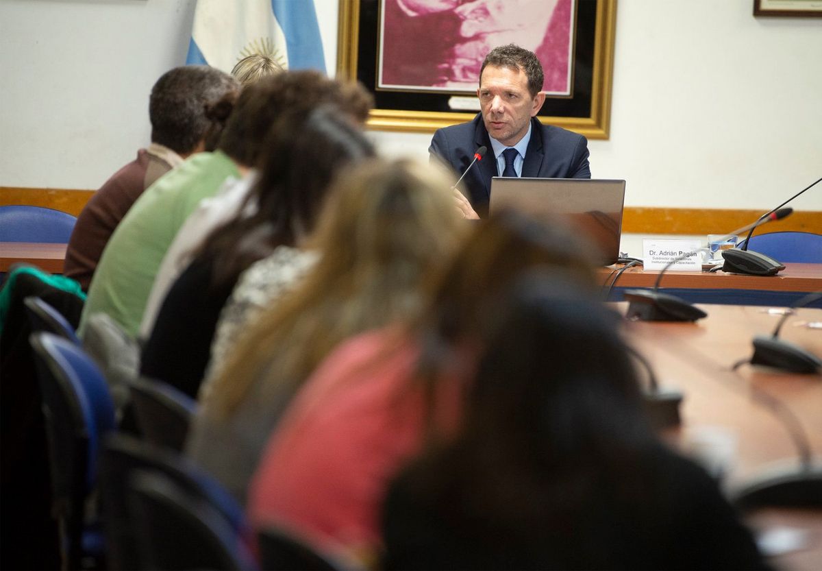Adrian Pagan capacitando periodistas parlamentarios. Adrian Pagan capacitando periodistas parlamentarios.