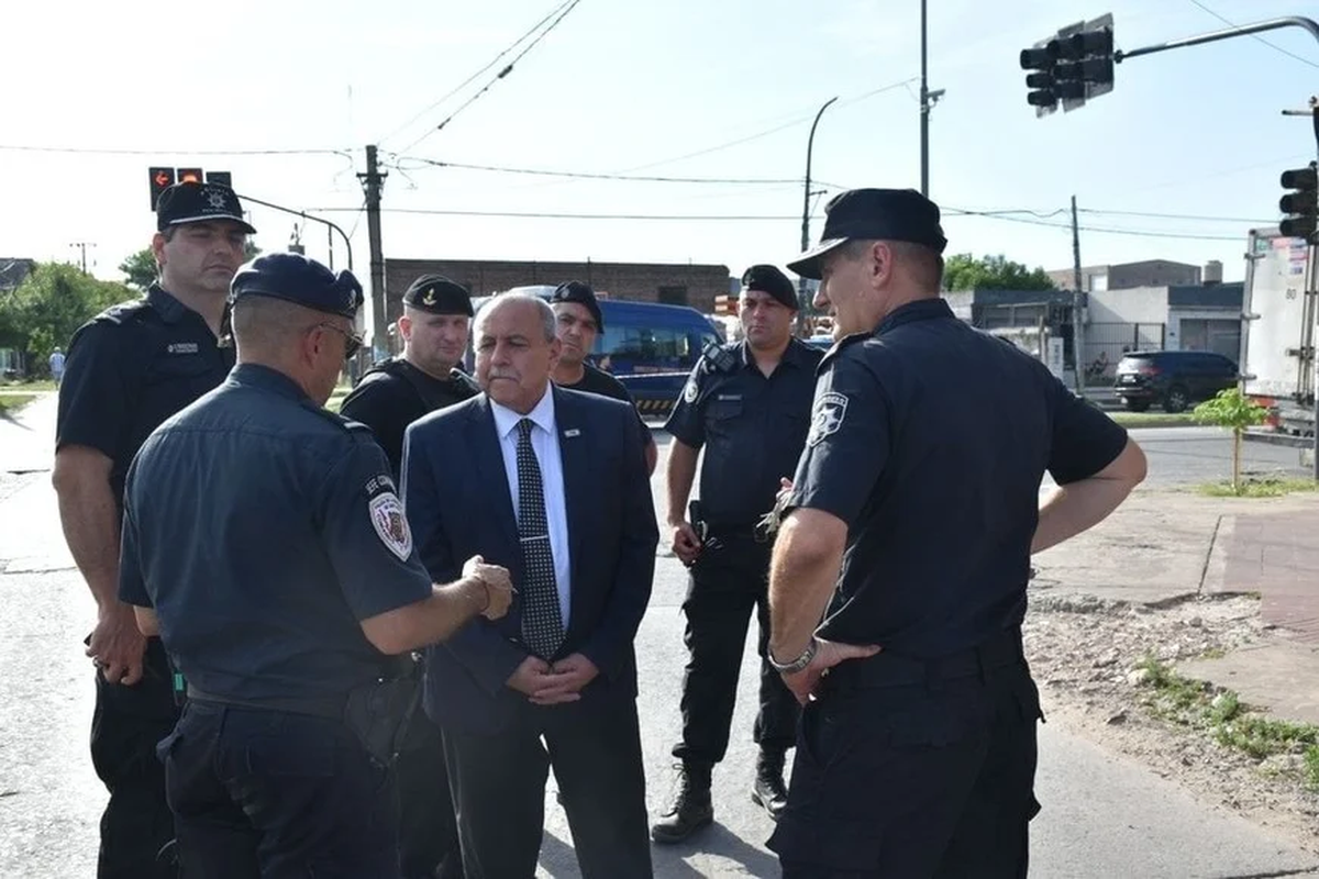 Omar Pereyra junto a los policías que se encontraban en el lugar. Omar Pereyra junto a los policías que se encontraban en el lugar. 