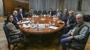 Esta mesa, ¿a quiénes representan? La informalidad laboral es muy alta y la inflación está erosionando la paciencia de los trabajadores. Esta mesa, ¿a quiénes representan? La informalidad laboral es muy alta y la inflación está erosionando la paciencia de los trabajadores.