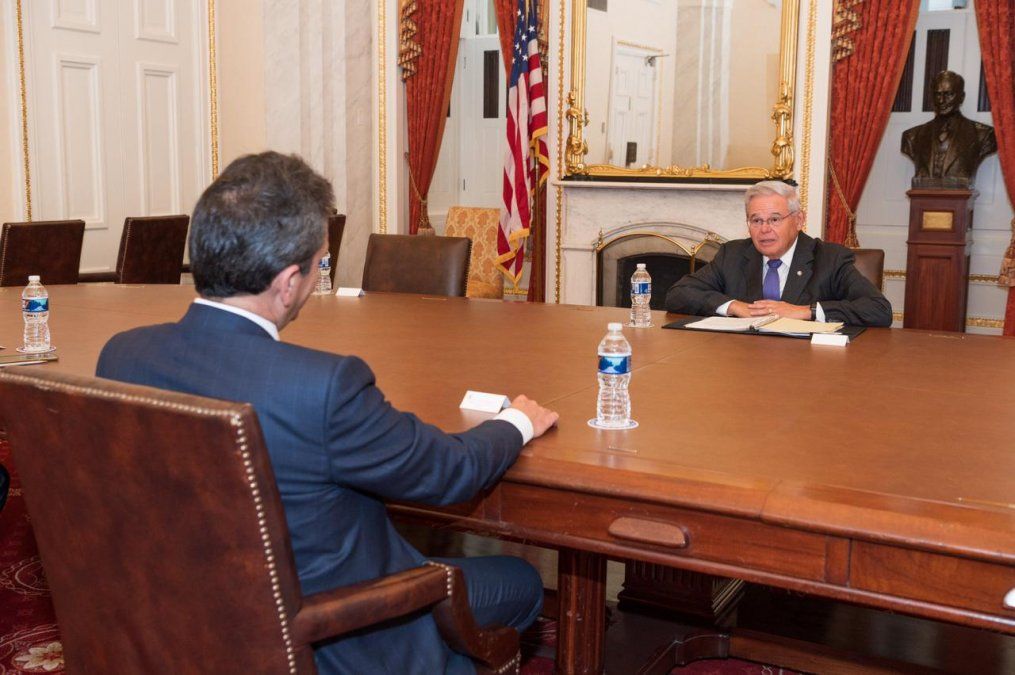 Bob Menéndez recibiendo a Sergio Massa.