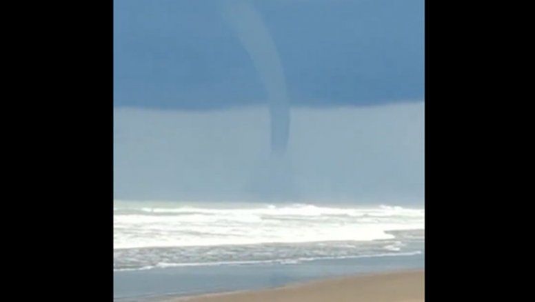 Sorpresa en Necochea por una tromba marina: Videos