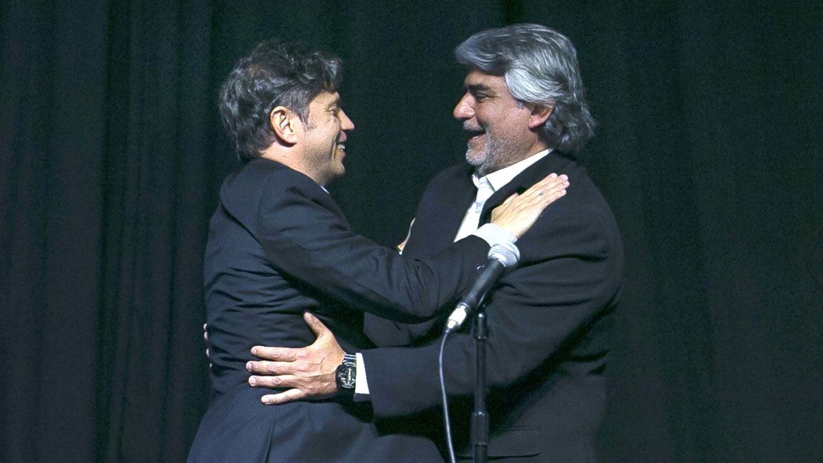 Walter Correa junto a Axel Kicillof en el día de su jura. El ministro bonaerense reclamó el pago de una suma fija para compensar la inflación en los salarios. 