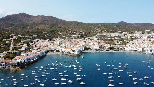 Cadaqués desde lo alto: casas blancas, mar Mediterráneo y el aislamiento que convirtió al pueblo en refugio creativo de Salvador Dalí. Cadaqués desde lo alto: casas blancas, mar Mediterráneo y el aislamiento que convirtió al pueblo en refugio creativo de Salvador Dalí.