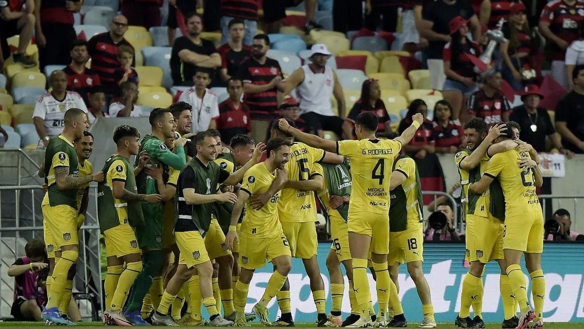 Peñarolde Montevideo le ganó 0-1 al Flamengo por el partido de ida de los cuartos definal de la Copa Libertadores y dejó mudo al Maracaná como en 1950.