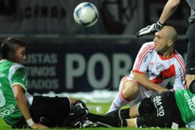 Aguirre, autor de un golazo pelea por la pelota.