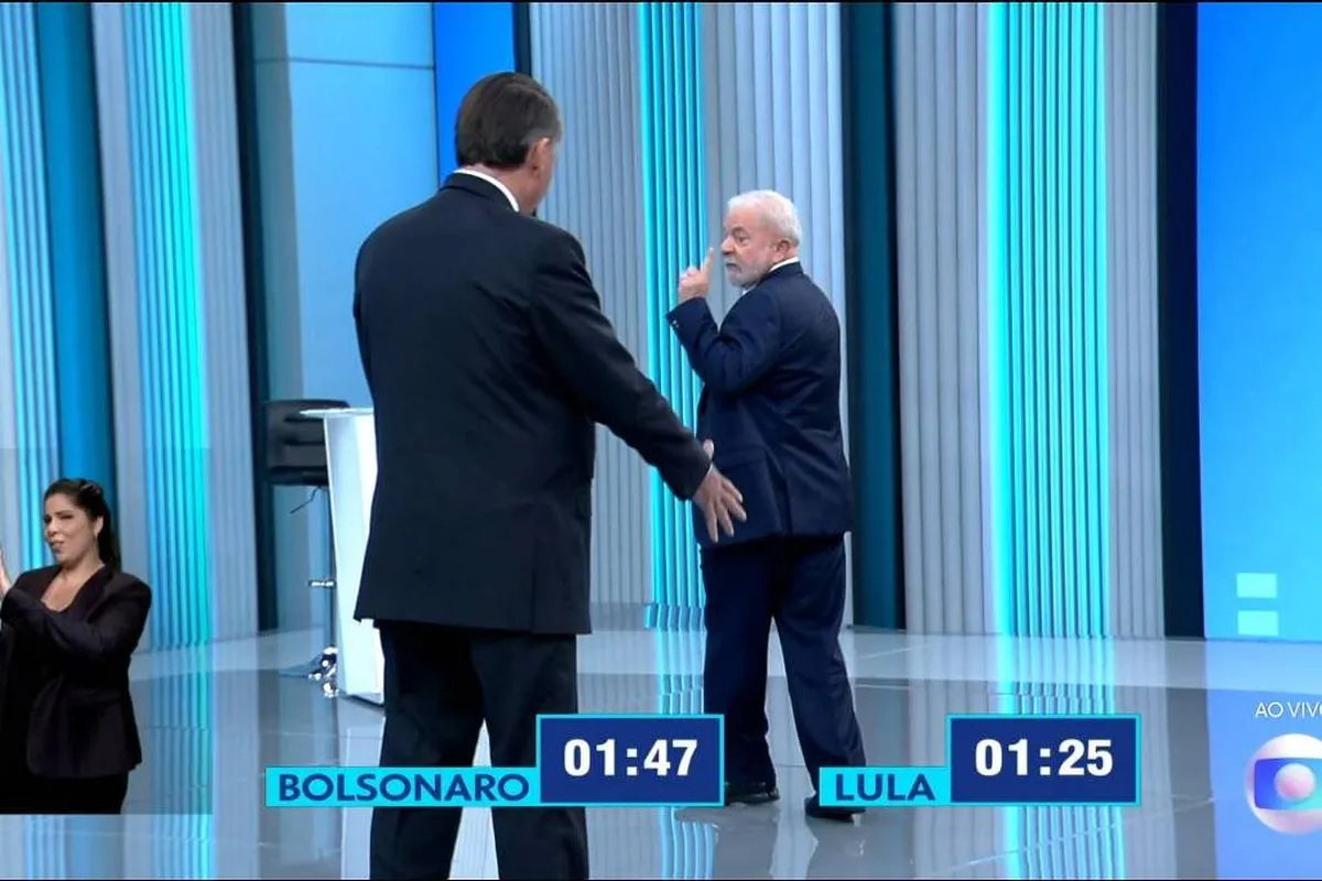Último debate entre Lula da Silva y Bolsonaro. El mandatario se le acercó pero el otro rehuyó.