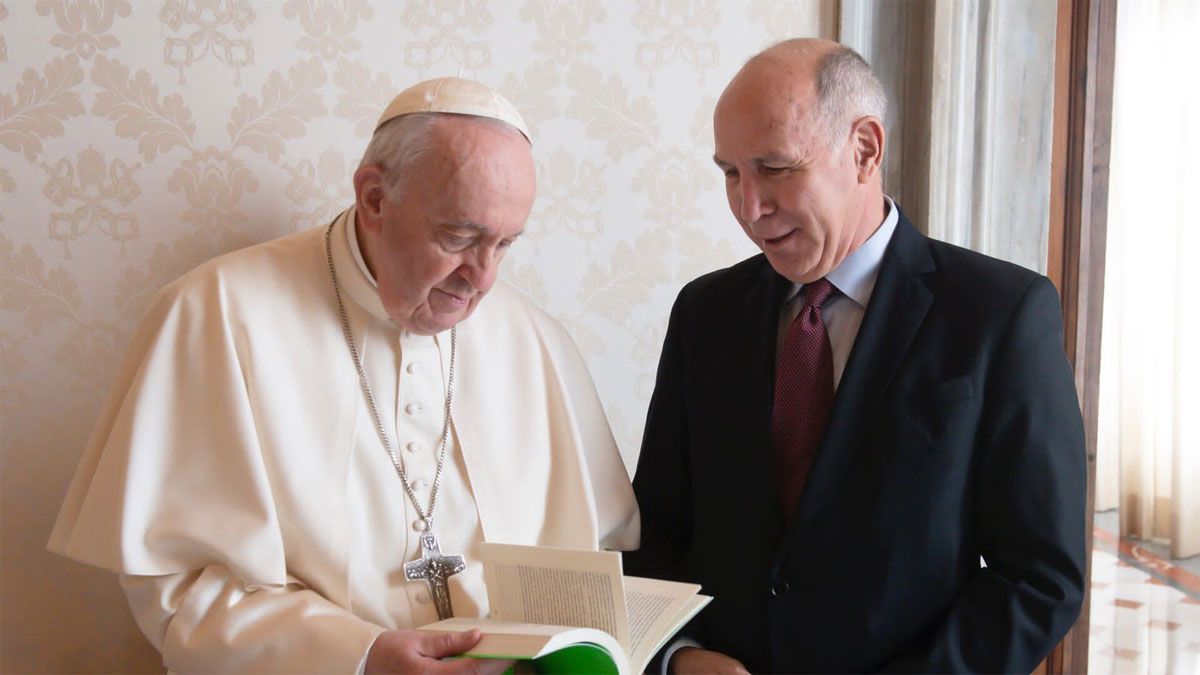 El juez de la Corte Suprema Ricardo Lorenzetti junto al papa Francisco en el Vaticano, en febrero de 2022.
