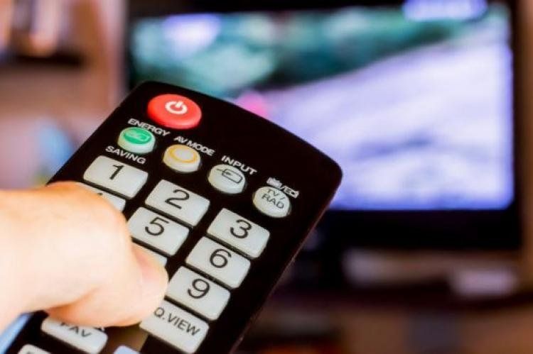 Arde la pantalla chica por el rating en cuarentena. Radios y canales aceleran cambios.