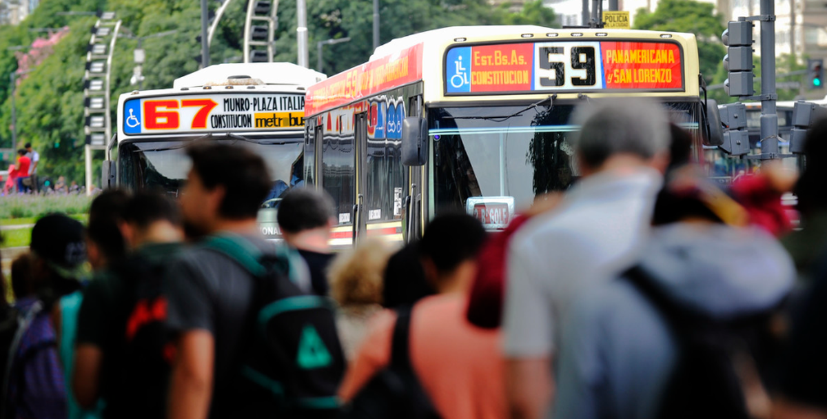 Los colectivos vienen aumentando todos los meses en el AMBA por encima de la inflación general que mide el Indec. Los colectivos vienen aumentando todos los meses en el AMBA por encima de la inflación general que mide el Indec.