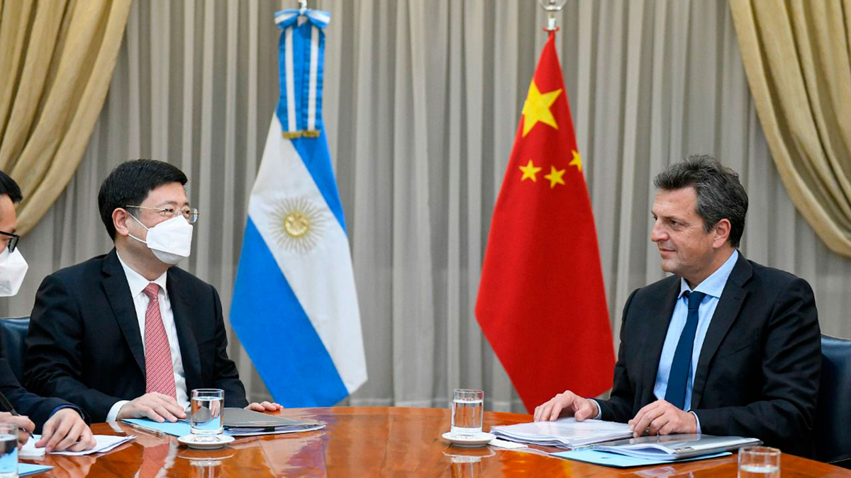 Semas atrás, Sergio Massa anuncio que Argentina cambiará su método de pago de importaciones, pasando del dólar al yuan chino.