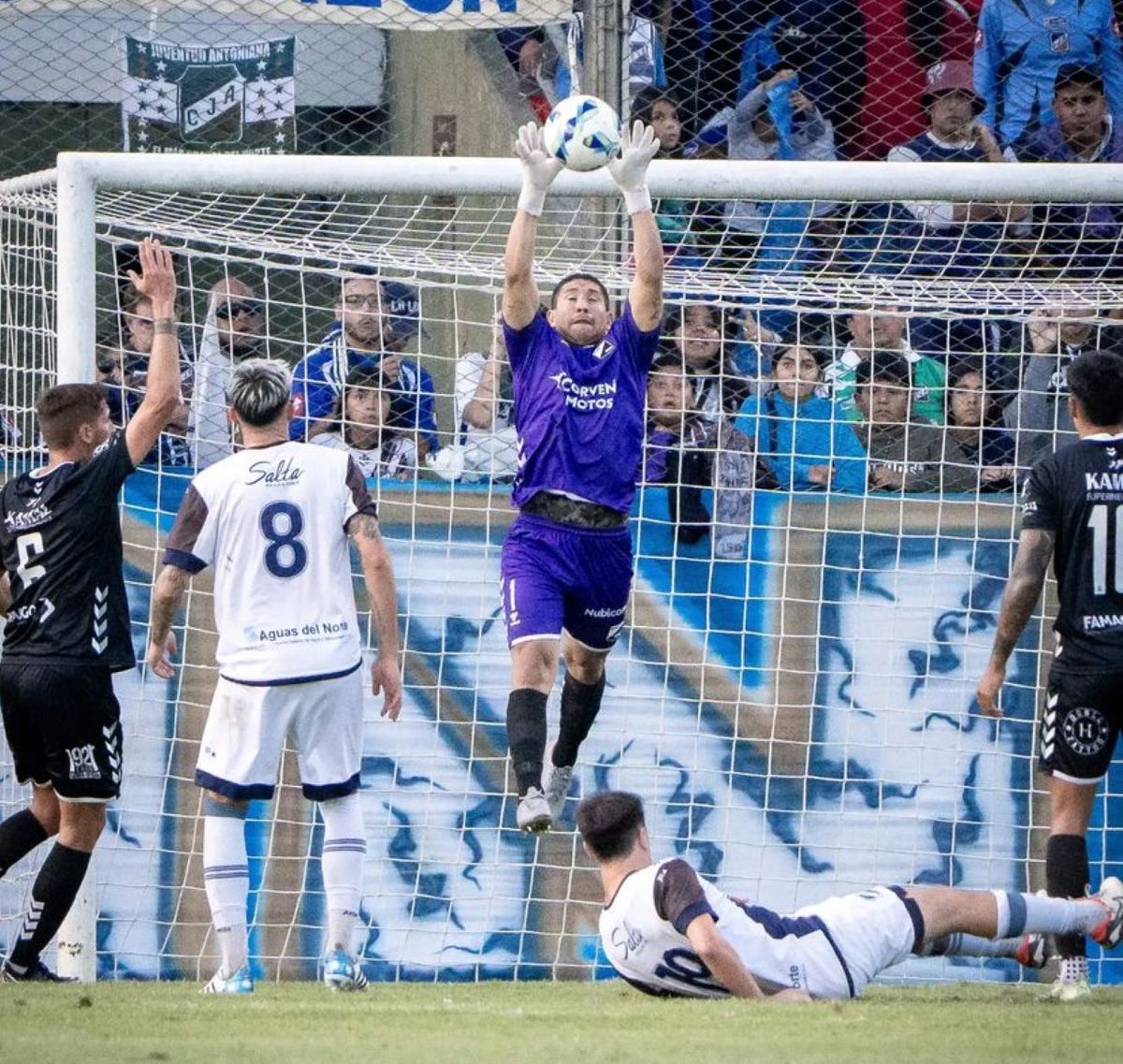 Leonardo Rodríguez, el héroe del ascenso de Central Norte. Leonardo Rodríguez, el héroe del ascenso de Central Norte.
