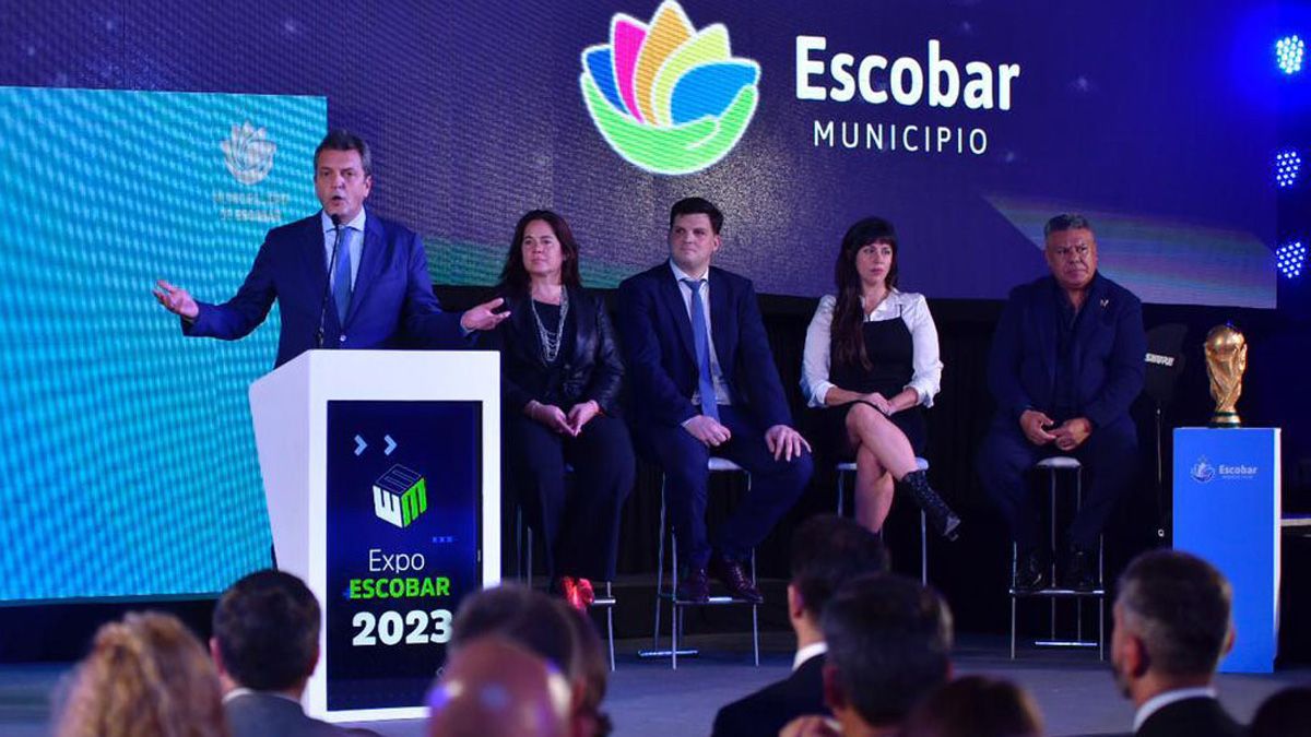 Sergio Massa en Escobar, con Chiqui Tapia -y la Copa del Mundo- sobre el escenario (Foto: NA). Sergio Massa en Escobar, con Chiqui Tapia -y la Copa del Mundo- sobre el escenario (Foto: NA).