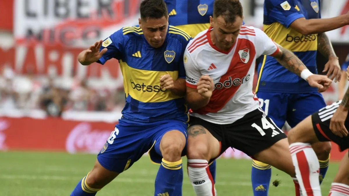 Merentiel y González Pirez luchan por la pelota, en un Superclásico repleto de goles