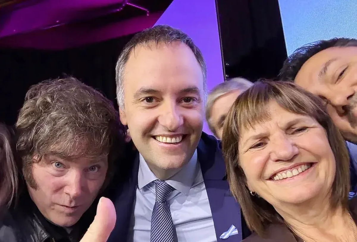El voto se le escapa de las manos al oficialismo en la misma medida que cae el relato ético que enarbolara en sus inicios como bandera. El voto se le escapa de las manos al oficialismo en la misma medida que cae el relato ético que enarbolara en sus inicios como bandera.