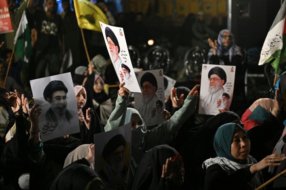 En Karachi, Pakistán, musulmanes chiítas portan retratos de los líderes supremos de Irán, Ali Hosseini Khamenei y su hijo Mojtaba Khamenei, mientras celebran el alto el fuego de 2 semanas acordado entre Estados Unidos e Irán en Karachi a finales del 8 de abril de 2026. En Karachi, Pakistán, musulmanes chiítas portan retratos de los líderes supremos de Irán, Ali Hosseini Khamenei y su hijo Mojtaba Khamenei, mientras celebran el alto el fuego de 2 semanas acordado entre Estados Unidos e Irán en Karachi a finales del 8 de abril de 2026.