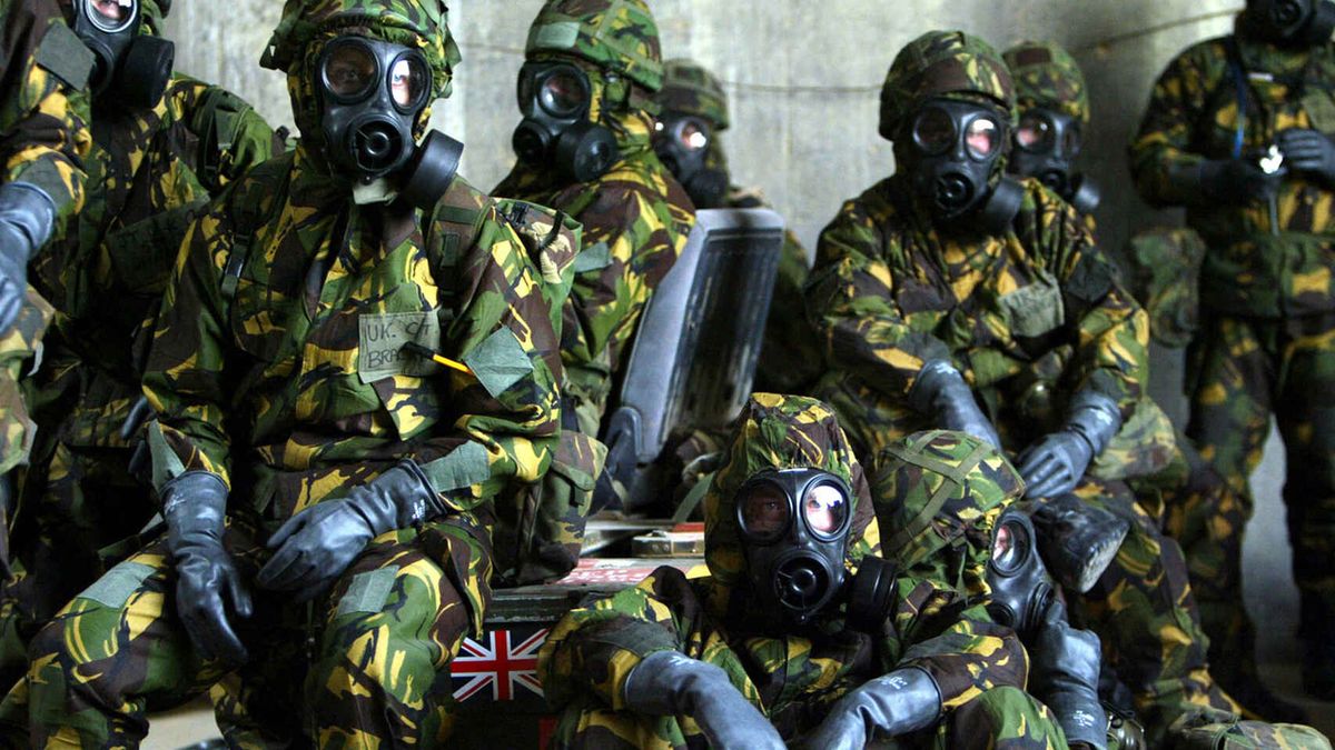 La foto es de 2003: grupo militar británico en un escenario de guerra biológica. El Reino Unido es aliado de USA, siempre.