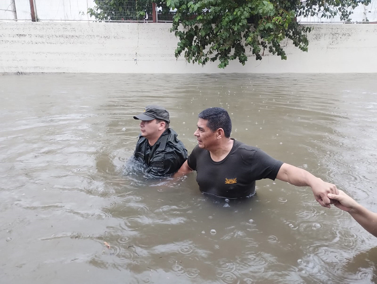 El terrible temporal desatado en la madrugada del domingo colapsó los sistemas de desagües y dejó a Corrientes bajo el agua.