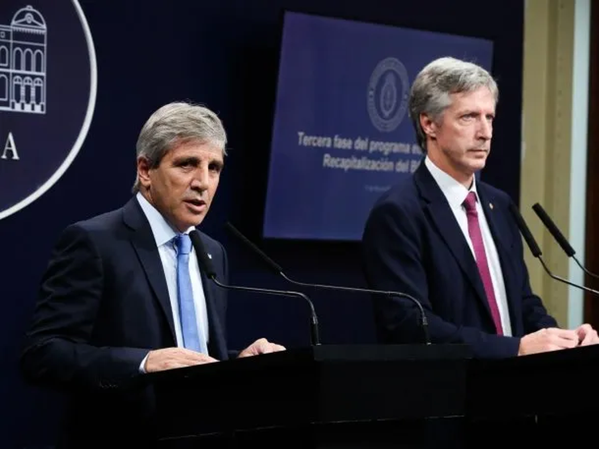 Acompañado por Santiago Bausili, Caputo deberá exponer ante el FMI los resultados del primer trimestre de 2026. Acompañado por Santiago Bausili, Caputo deberá exponer ante el FMI los resultados del primer trimestre de 2026.