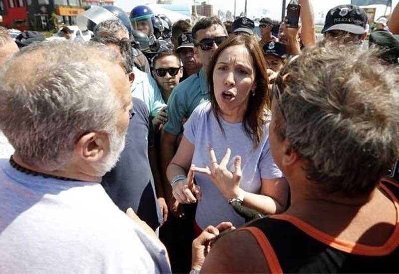 Vidal se bajó de la camioneta y enfrentó a los manifestantes (Foto: Twitter).