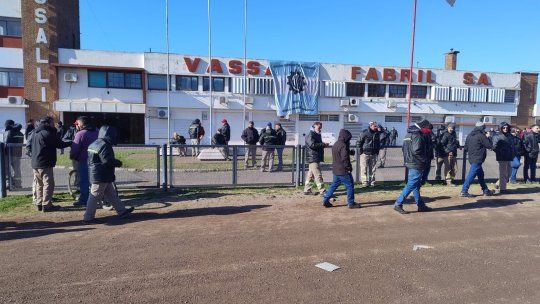 Todo mal: Vassalli atraviesa horas críticas y sus trabajadores