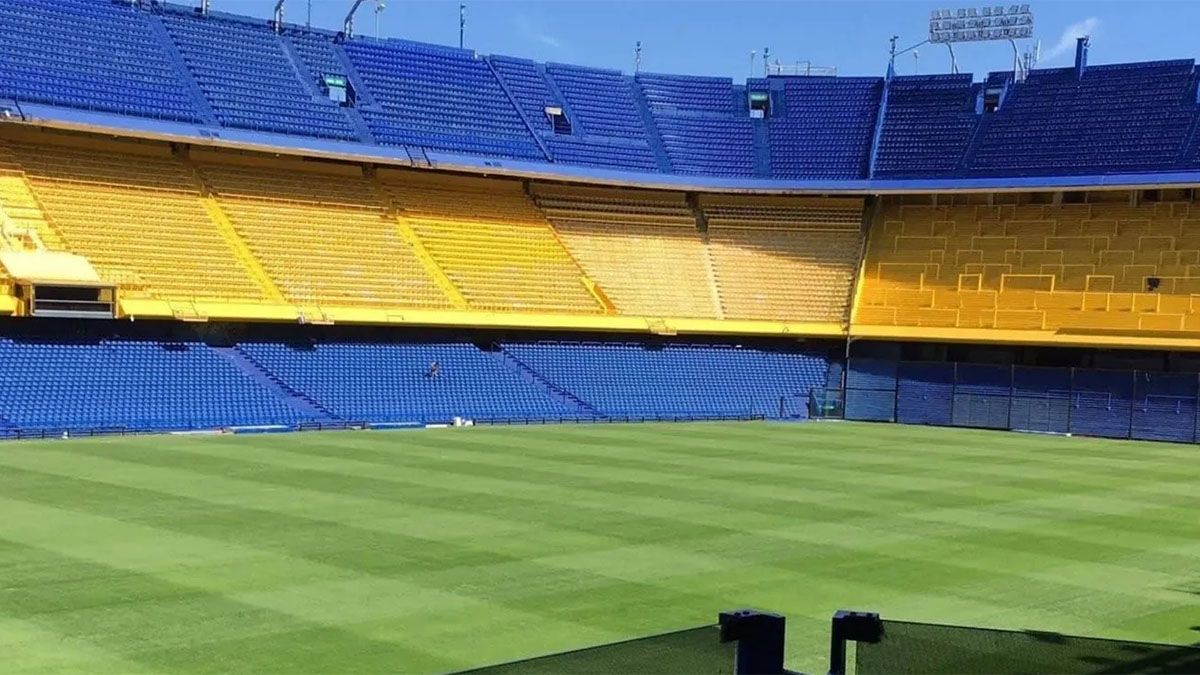 La cancha de Boca, más conocida como La Bombonera, sufrió un allanamiento a raíz de una denuncia de venta de entradas falsas por parte de cuatro socios. La cancha de Boca, más conocida como La Bombonera, sufrió un allanamiento a raíz de una denuncia de venta de entradas falsas por parte de cuatro socios.