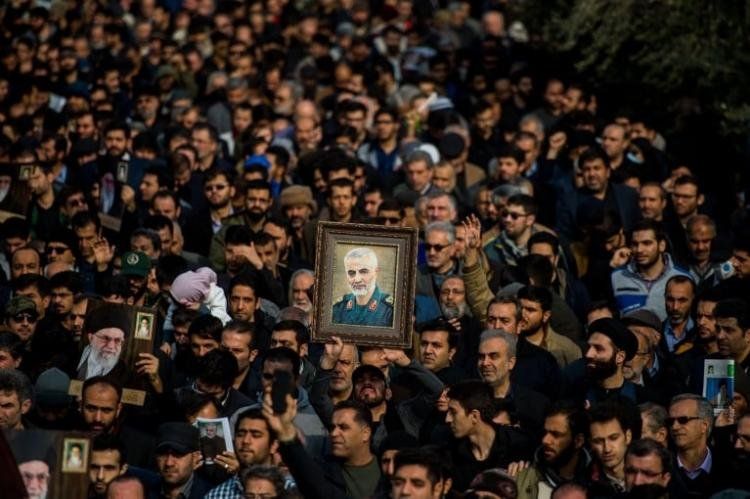 Miles de iraníes protestando por la muerte del alto oficial de la Guardia Revolucionaria iraní, Qassem Soleimani.