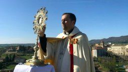 altText(Obispo exorcista dimite y huye con especialista en satanismo)}